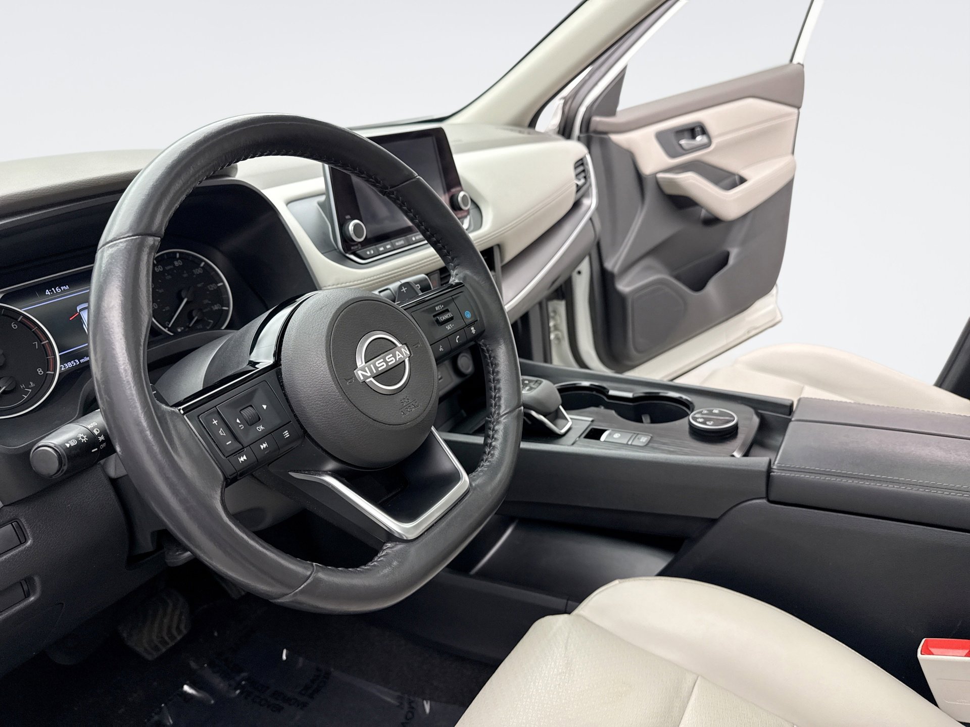 Used 2023 Nissan Rogue SV w/ SV Premium B Package image 10