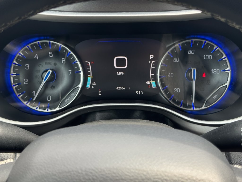 Used 2024 Chrysler Pacifica Touring-L FWD image 22