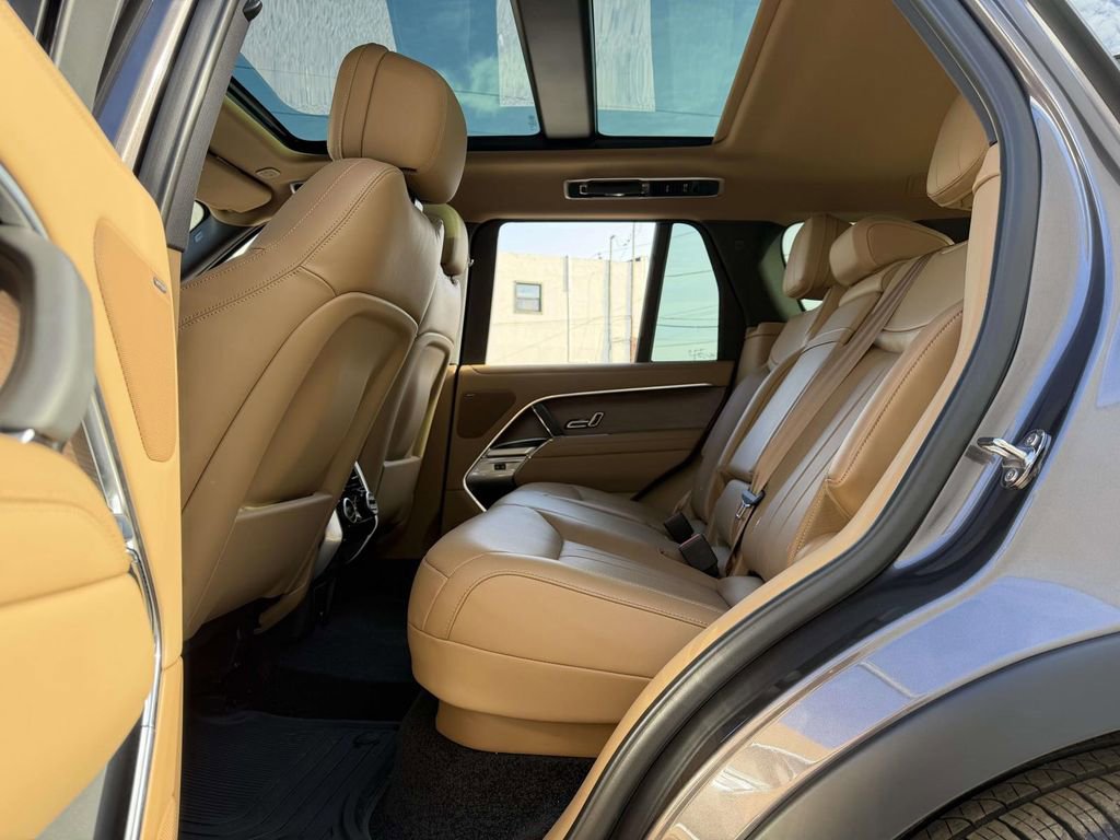Used 2025 Land Rover Range Rover SE image 26