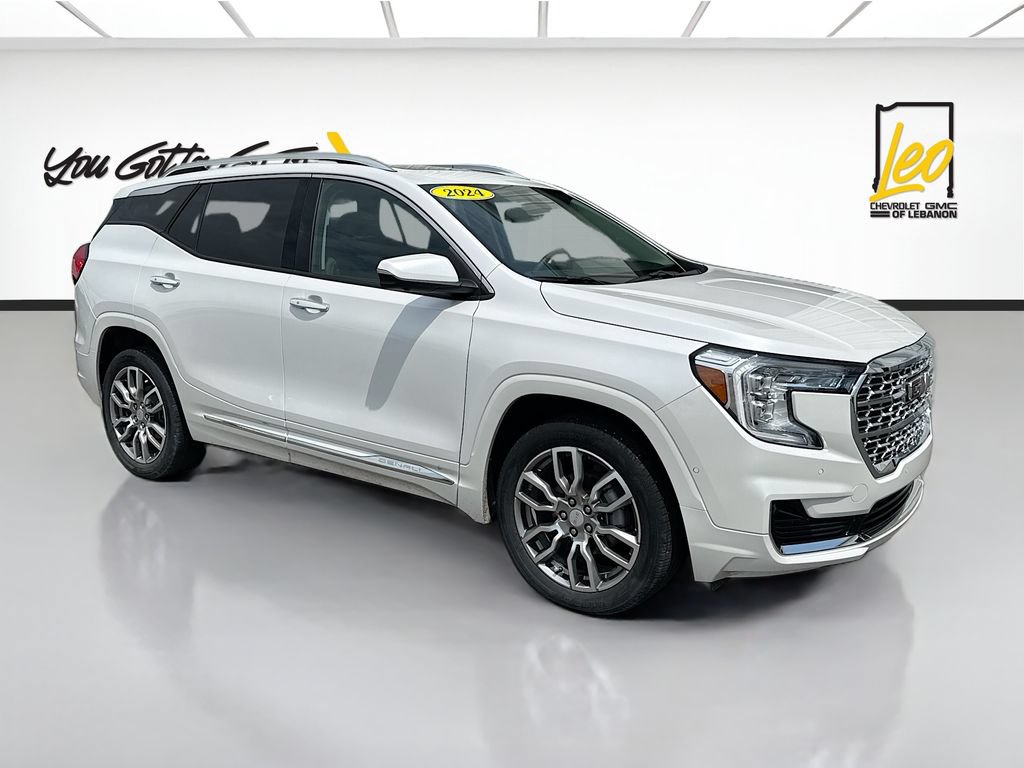 Used 2024 GMC Terrain Denali w/ Denali Premium Package AWD/4WD image 3