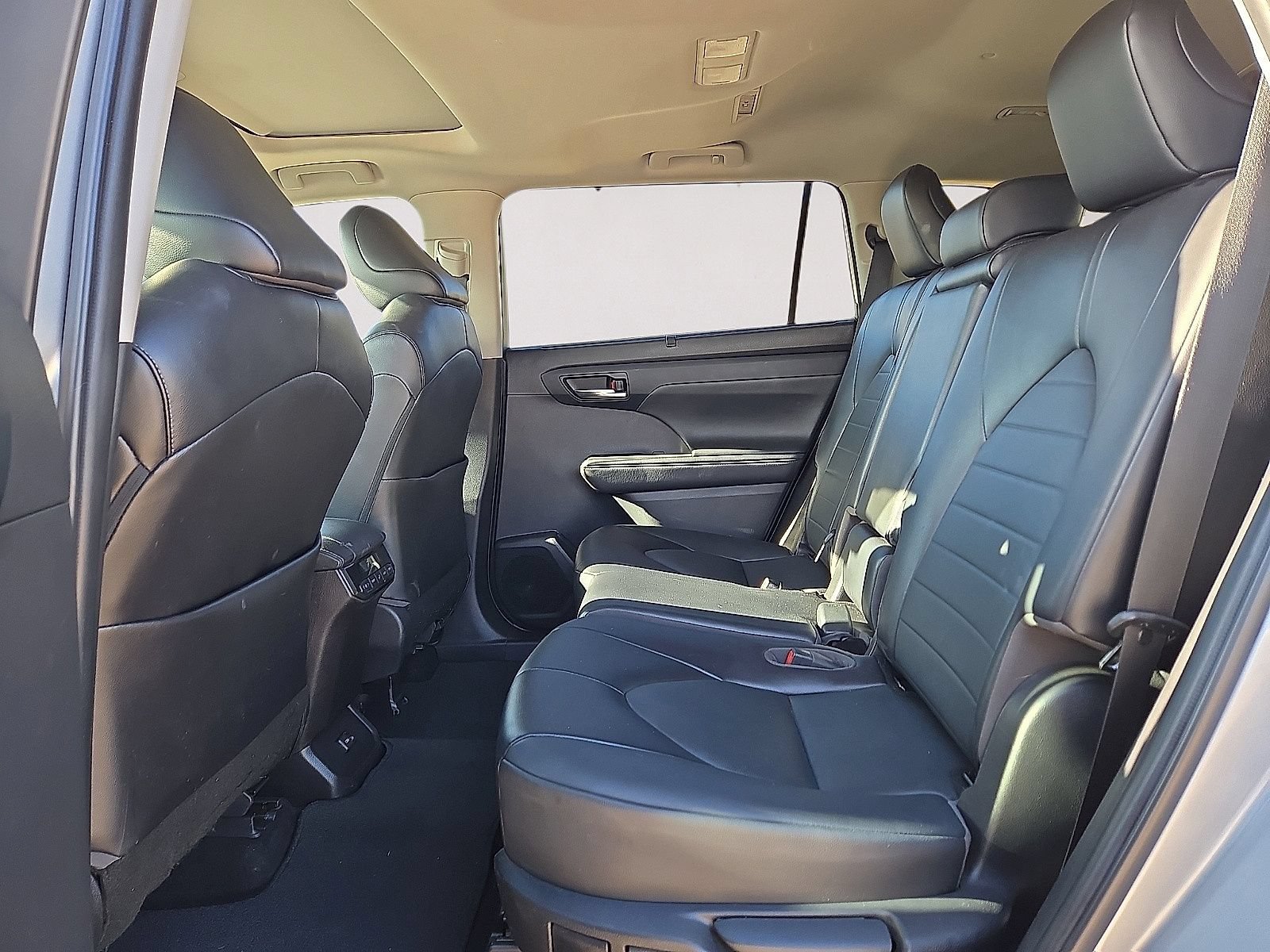Used 2022 Toyota Highlander XLE AWD/4WD image 16