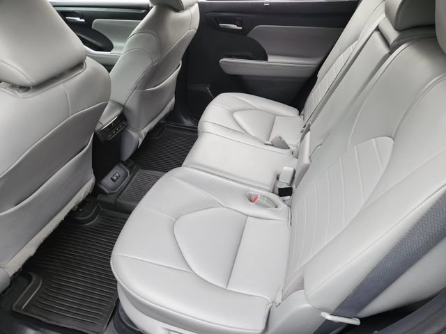Used 2021 Toyota Highlander XLE AWD/4WD image 26
