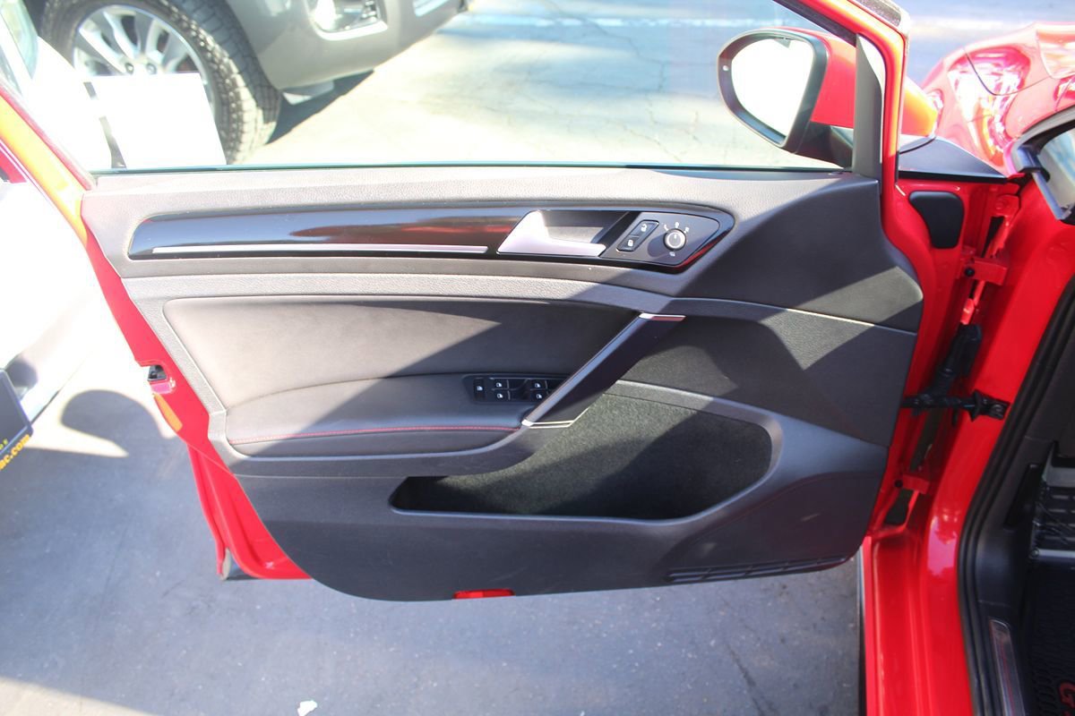 Used 2015 Volkswagen GTI SE FWD image 17