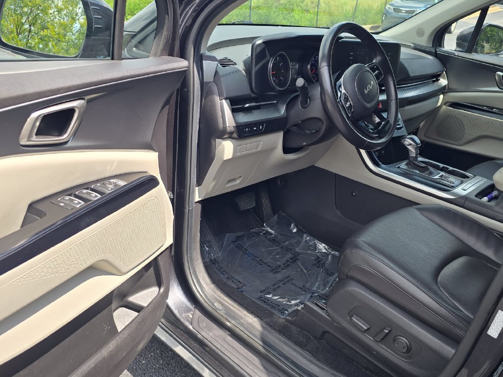 Used 2024 Kia Carnival LX FWD image 9