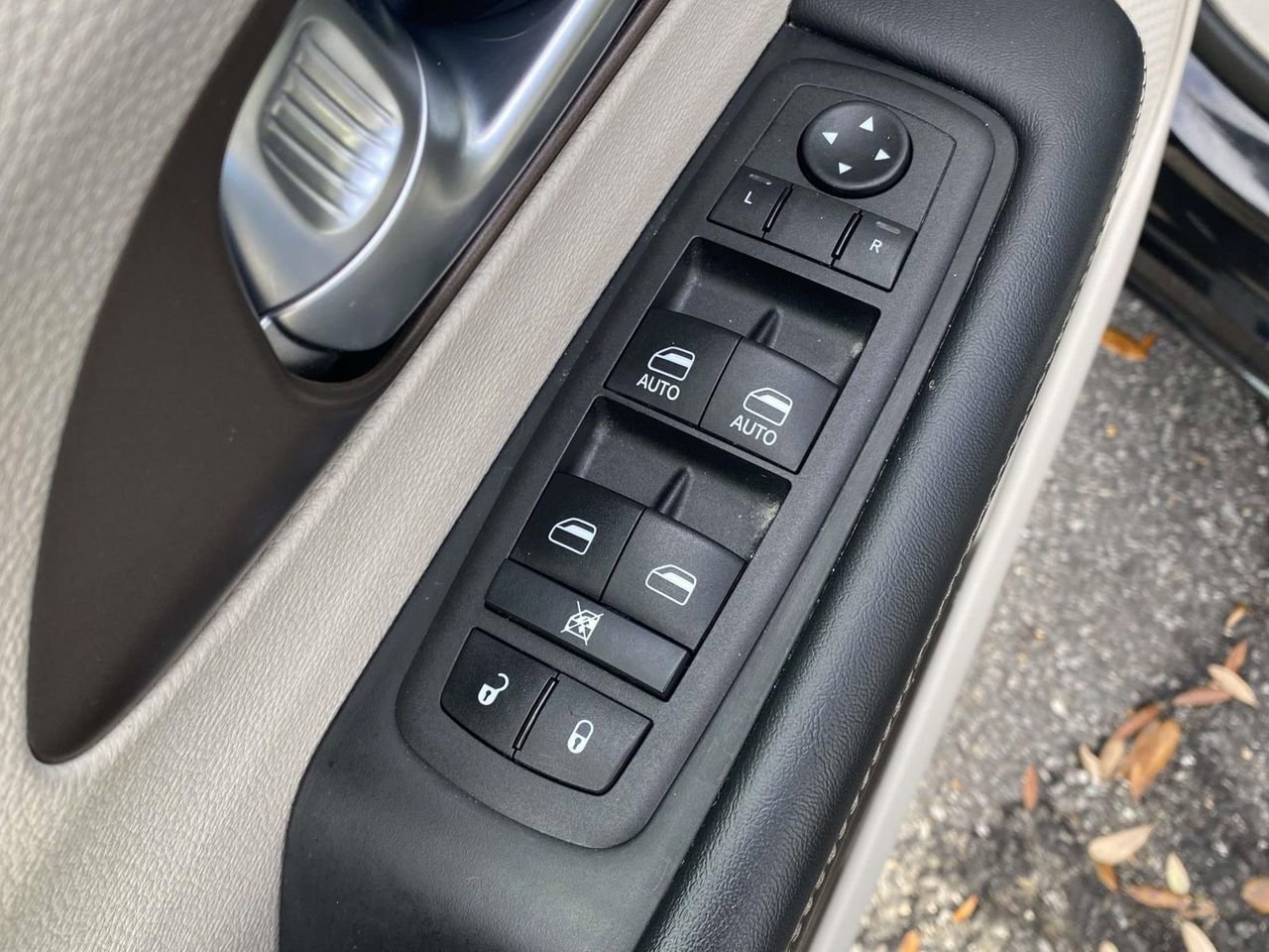 Used 2023 Chrysler Voyager LX image 15