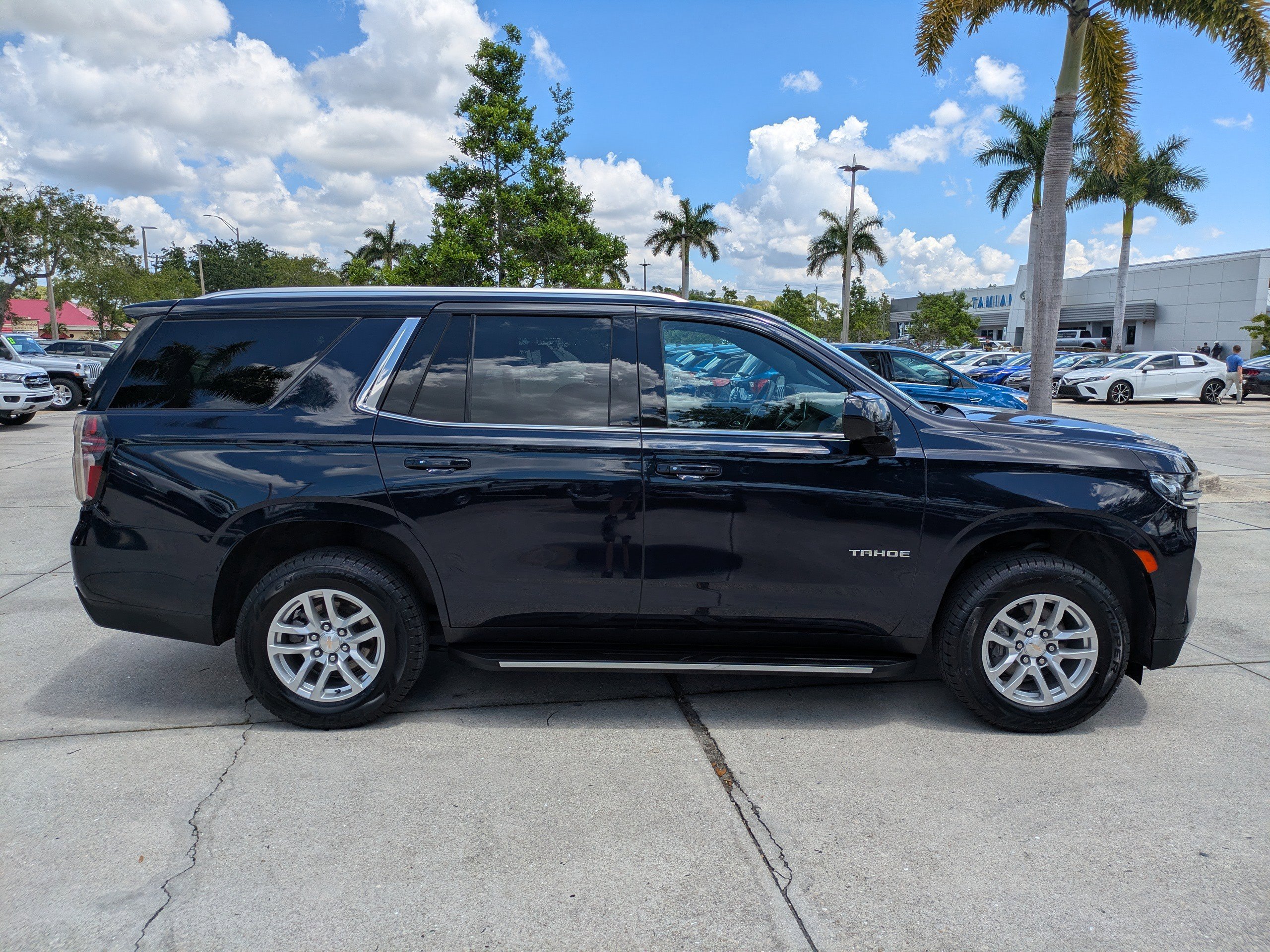 Used 2024 Chevrolet Tahoe LT RWD image 3