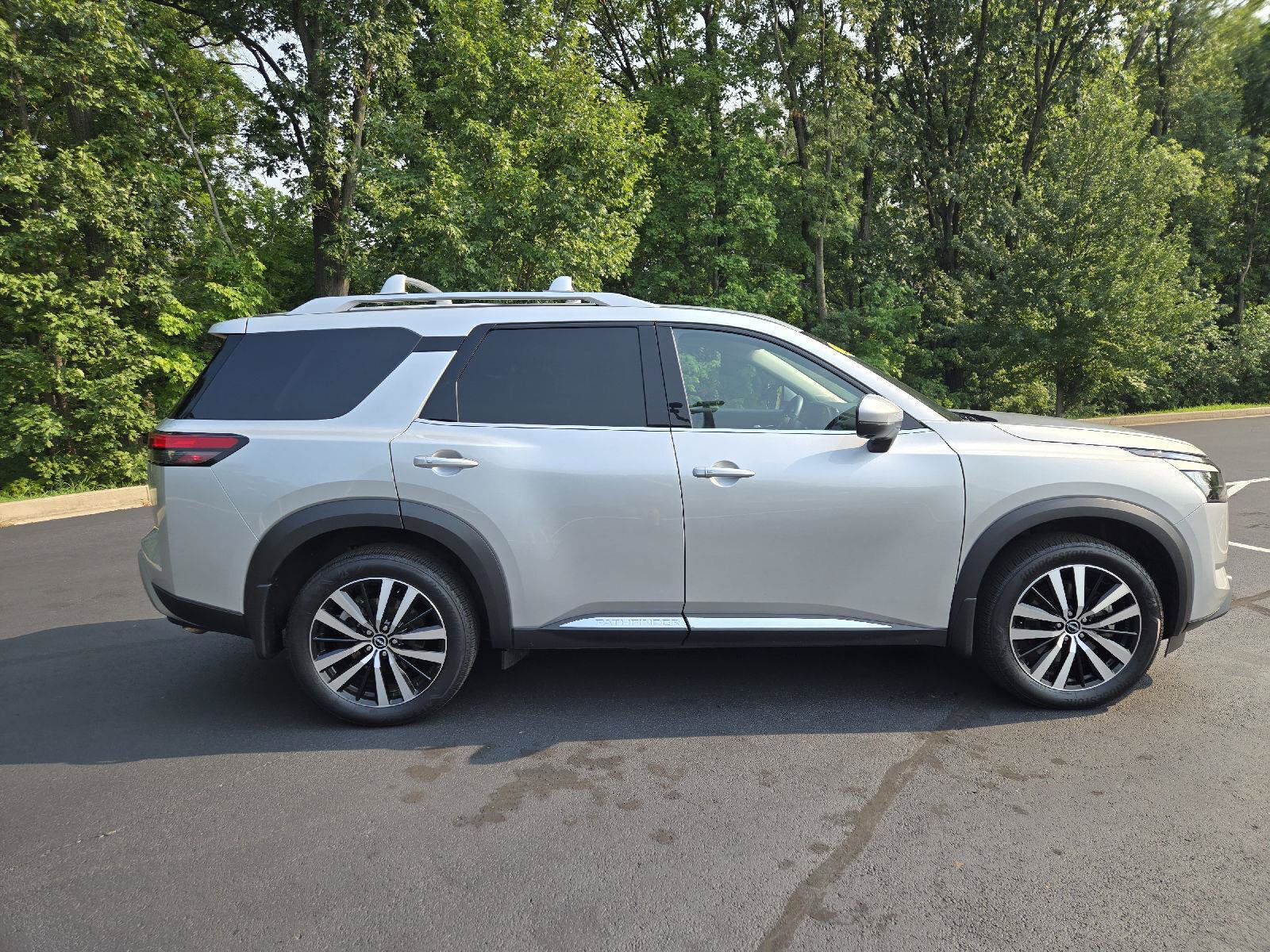 Used 2025 Nissan Pathfinder Platinum AWD/4WD image 2