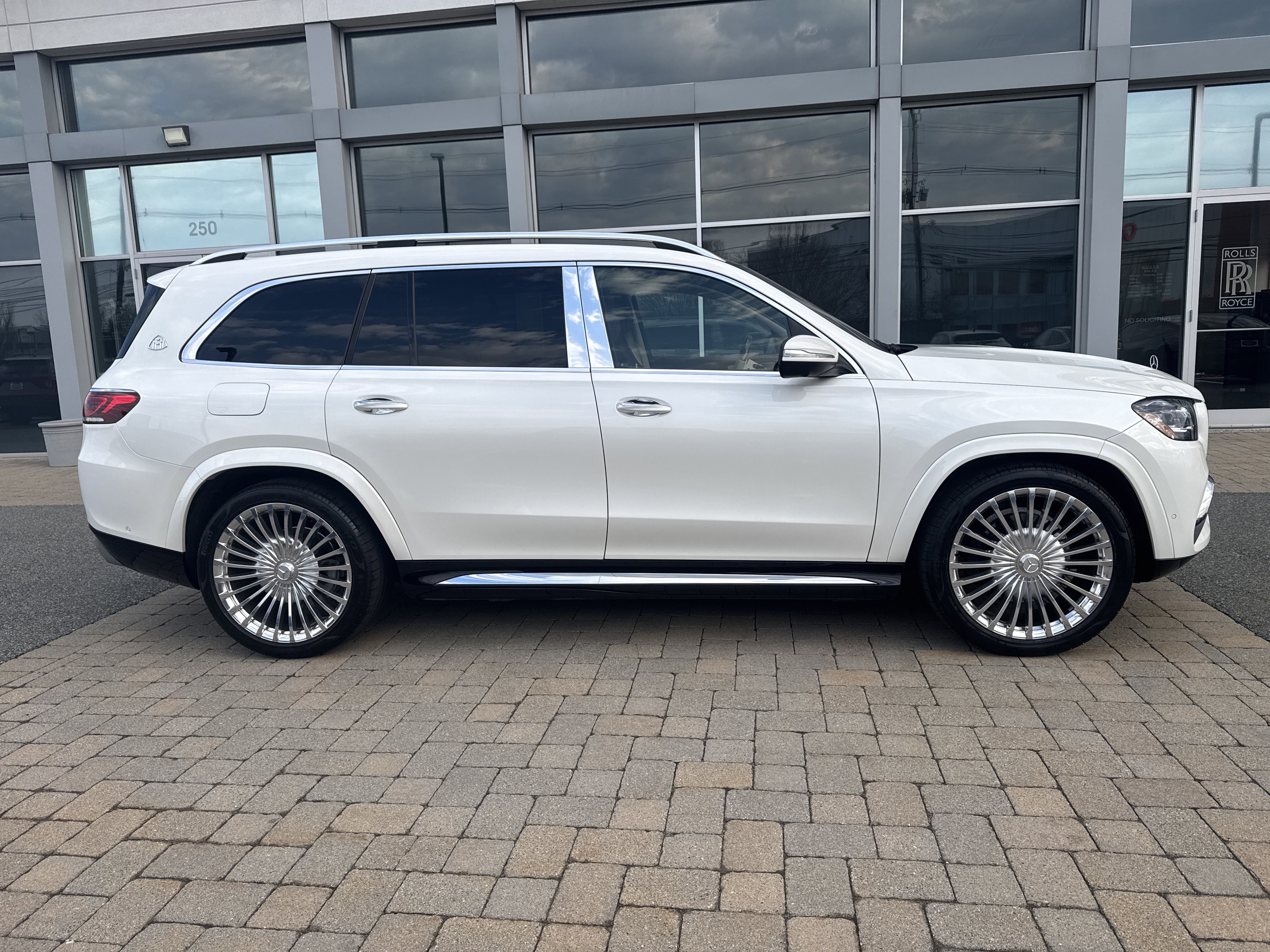 Used 2023 Mercedes-Benz Maybach GLS 600 4MATIC image 10