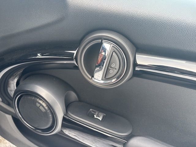 Used 2017 MINI Cooper S image 11