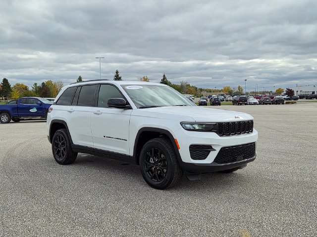 Used 2024 Jeep Grand Cherokee Altitude AWD/4WD image 3