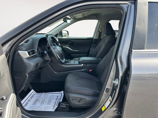 Used 2024 Toyota Highlander LE FWD image 9