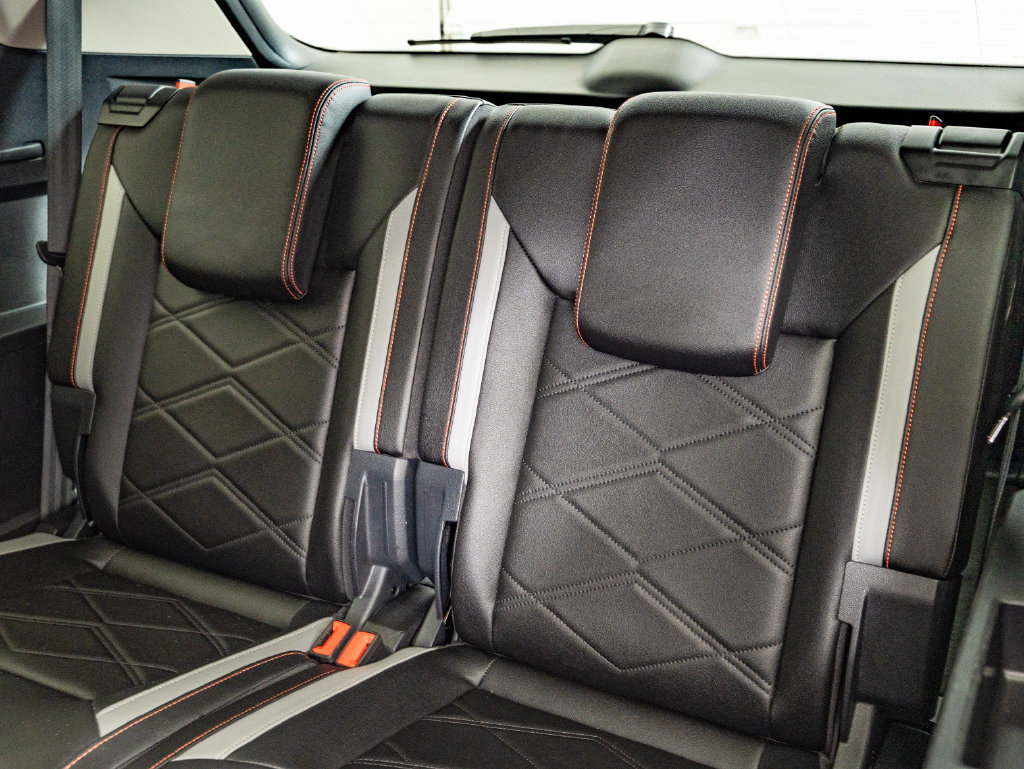 Used 2025 Volkswagen Atlas Peak Edition SE AWD/4WD image 46