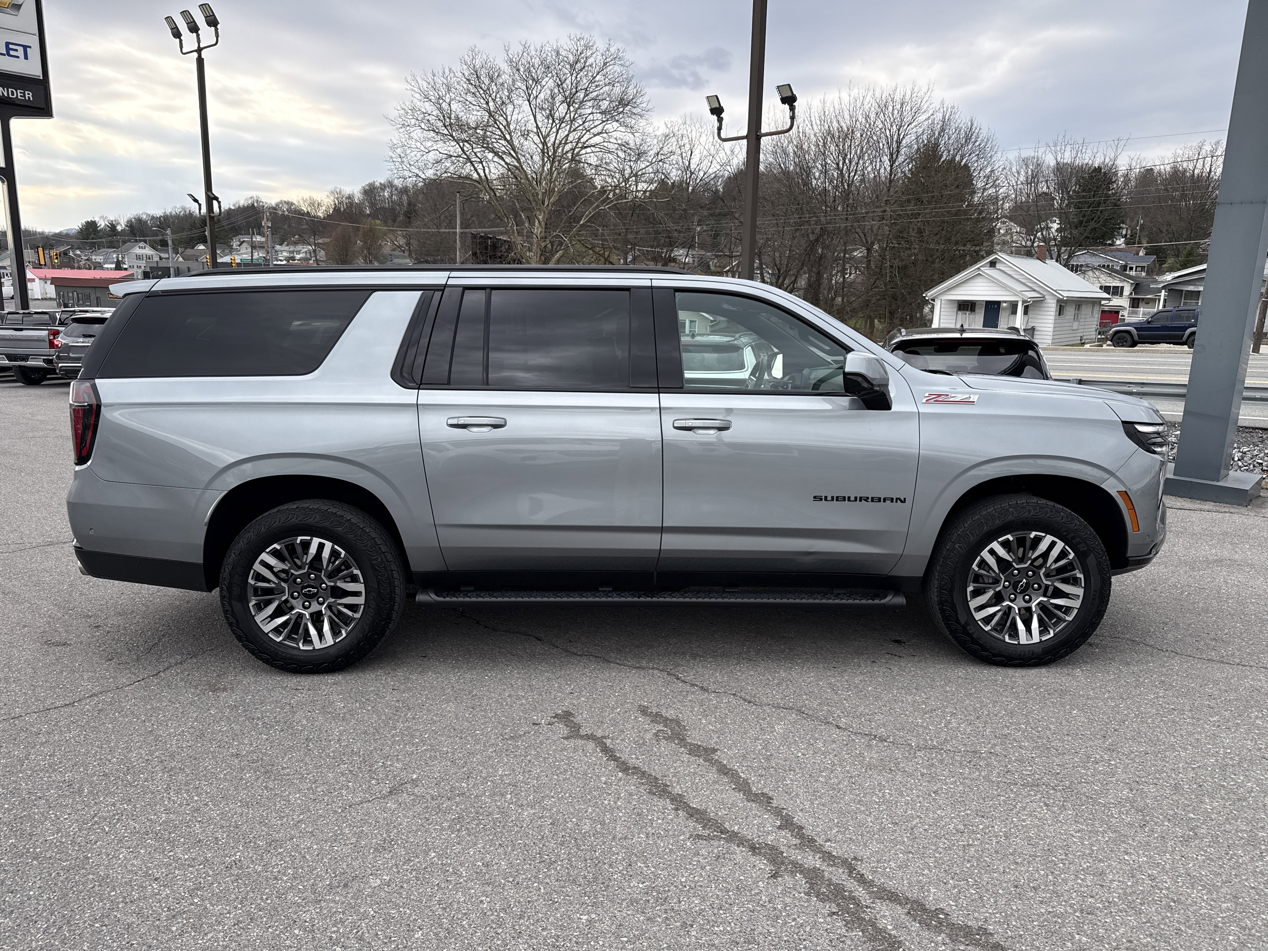 Used 2025 Chevrolet Suburban Z71 AWD/4WD image 2