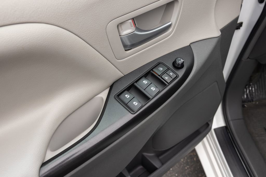 Used 2017 Toyota Sienna LE FWD image 9