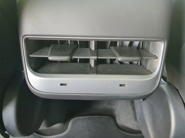 Used 2022 Tesla Model Y Long Range image 17