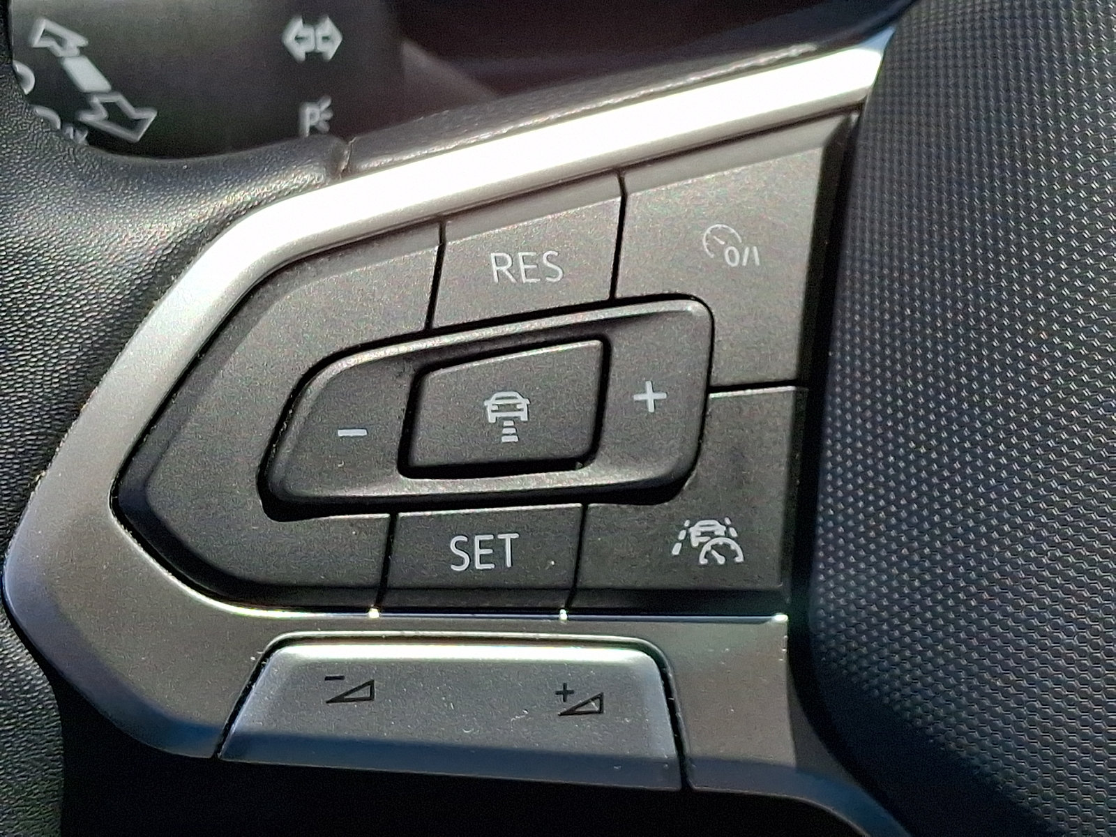 Used 2022 Volkswagen Tiguan SE AWD/4WD image 22