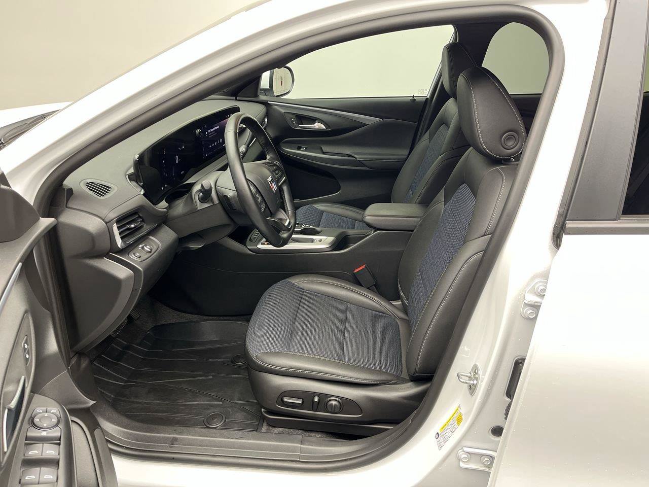 Certified 2025 Buick Envista Preferred w/ Convenience I Package FWD image 3