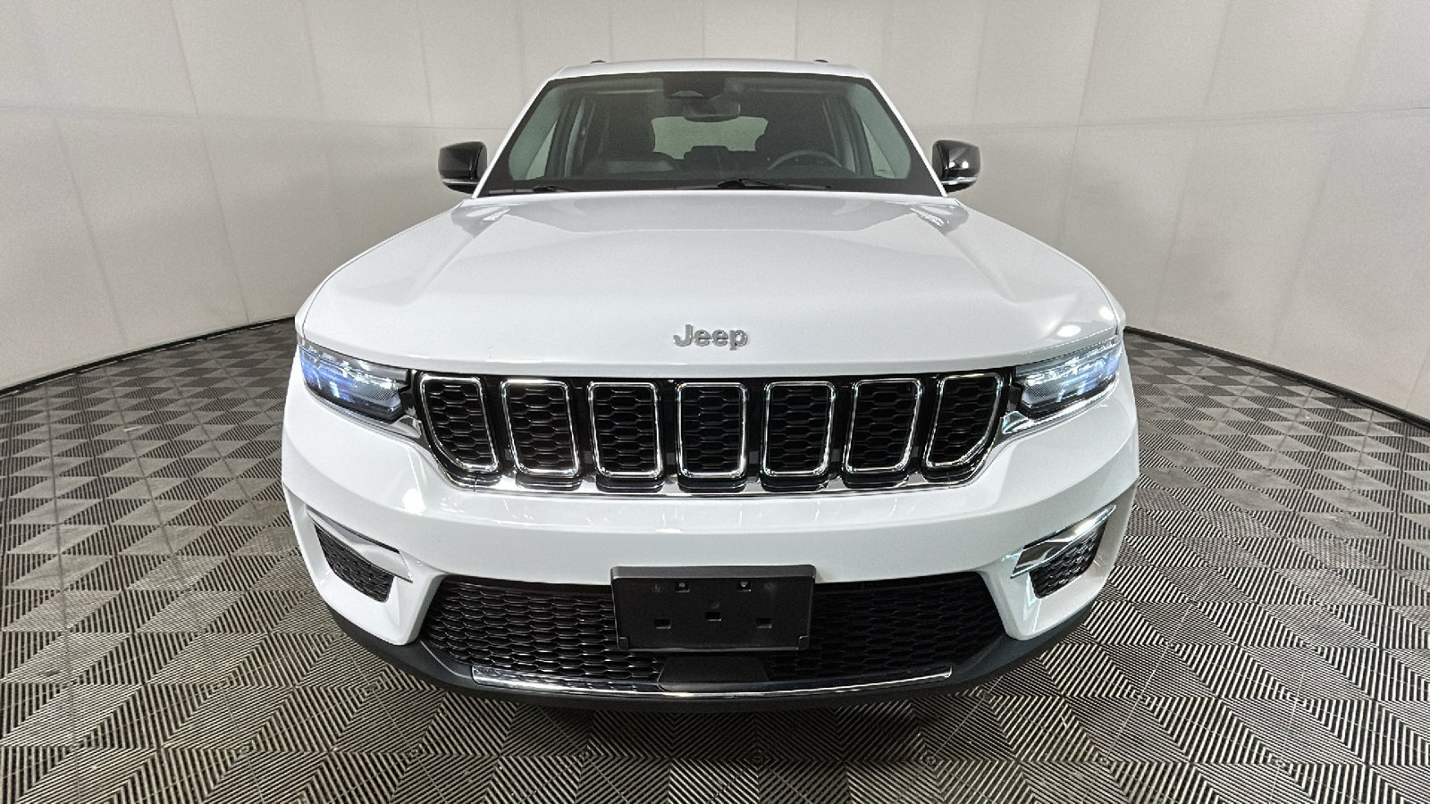 Used 2023 Jeep Grand Cherokee Limited AWD/4WD image 8