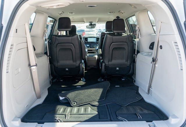 Used 2023 Chrysler Pacifica Touring-L w/ Uconnect Theater Family Group image 11