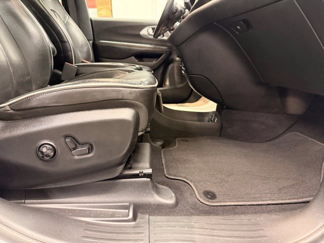 Used 2019 Chrysler Pacifica Limited w/ S Appearance Package FWD image 29