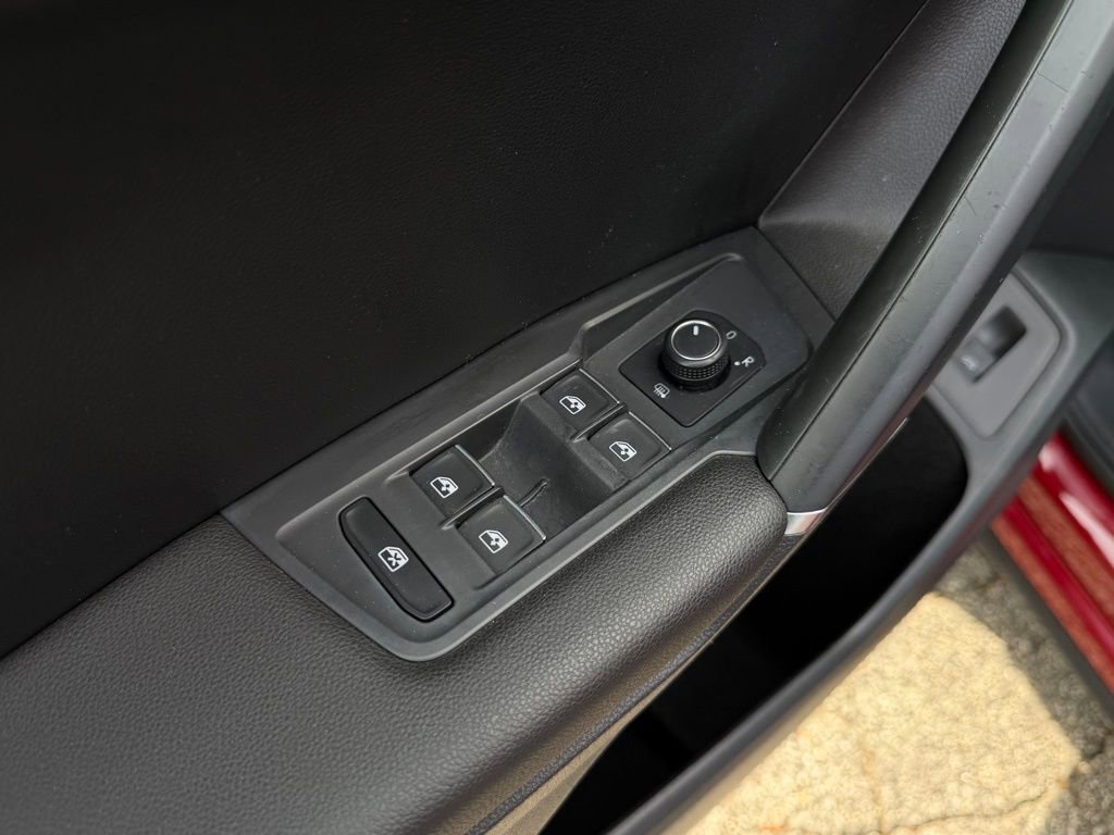 Used 2018 Volkswagen Tiguan SEL FWD image 13