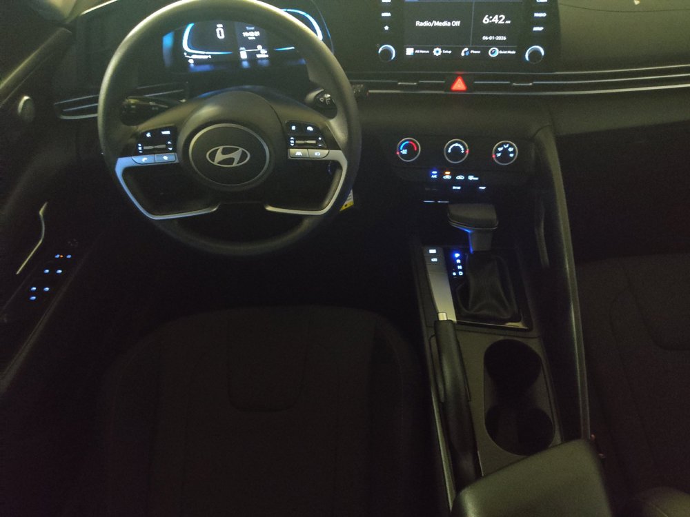 Used 2025 Hyundai Elantra SE FWD image 22