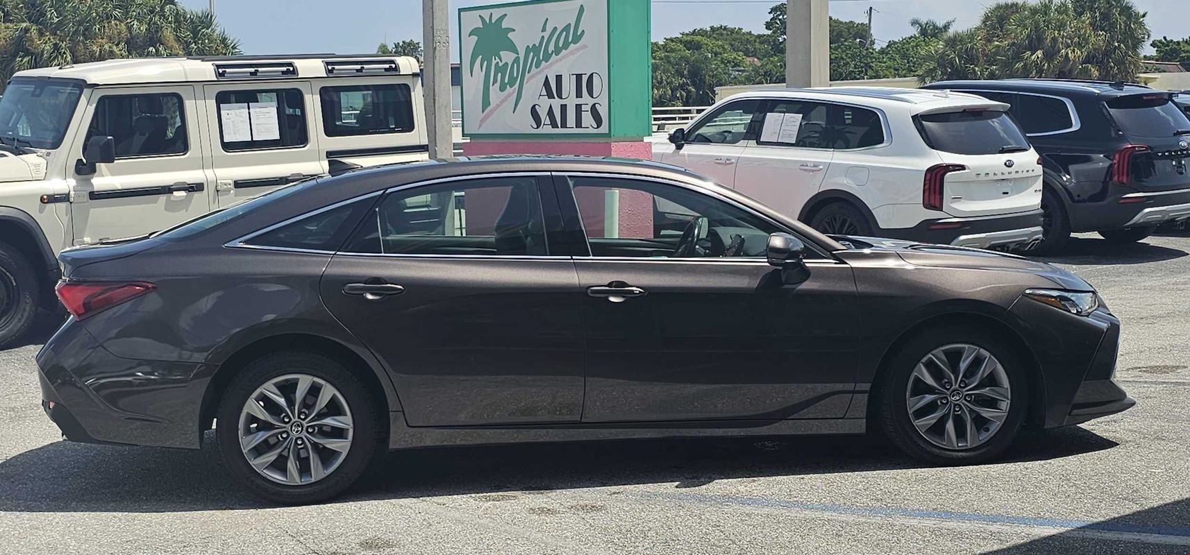 Used 2019 Toyota Avalon XLE w/ Moonroof Package FWD image 6