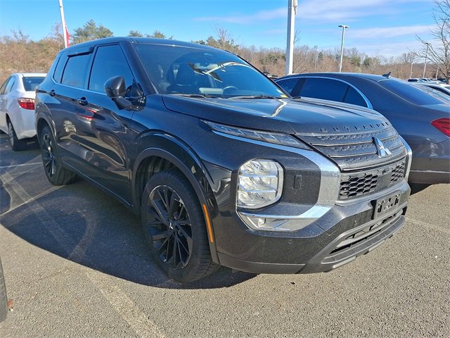 Used 2024 Mitsubishi Outlander SE image 3