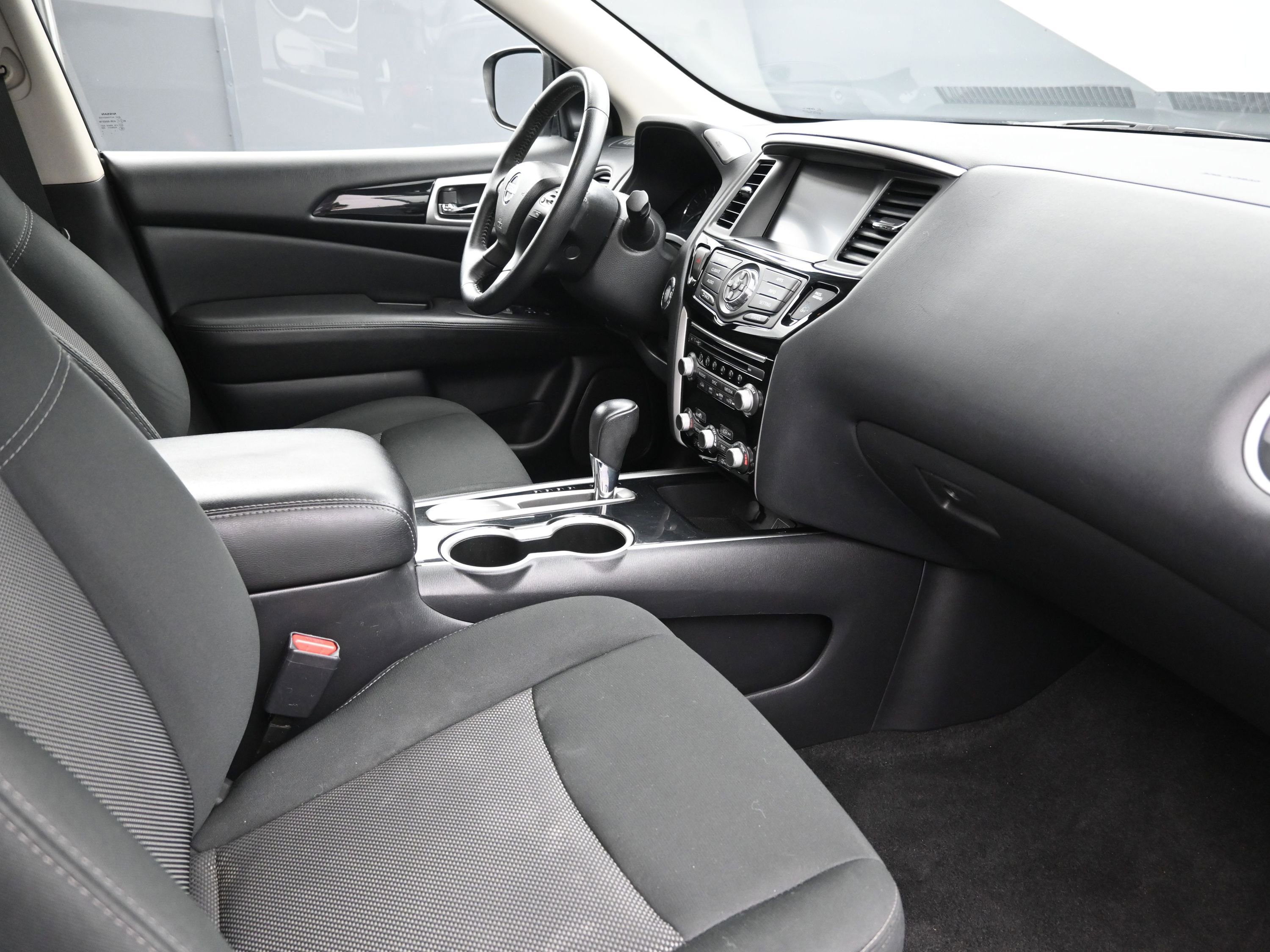 Used 2020 Nissan Pathfinder SV image 29