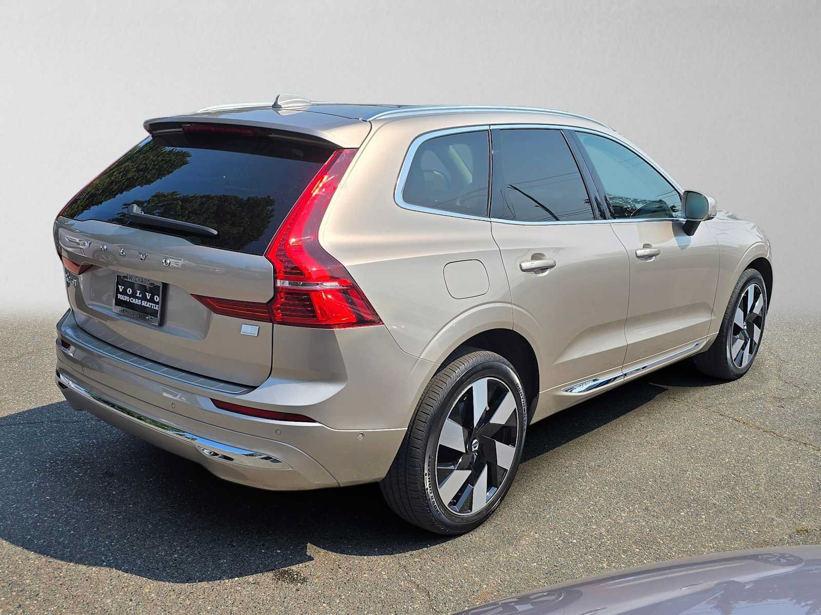 Used 2023 Volvo XC60 T8 Ultimate w/ Climate Package AWD/4WD image 3