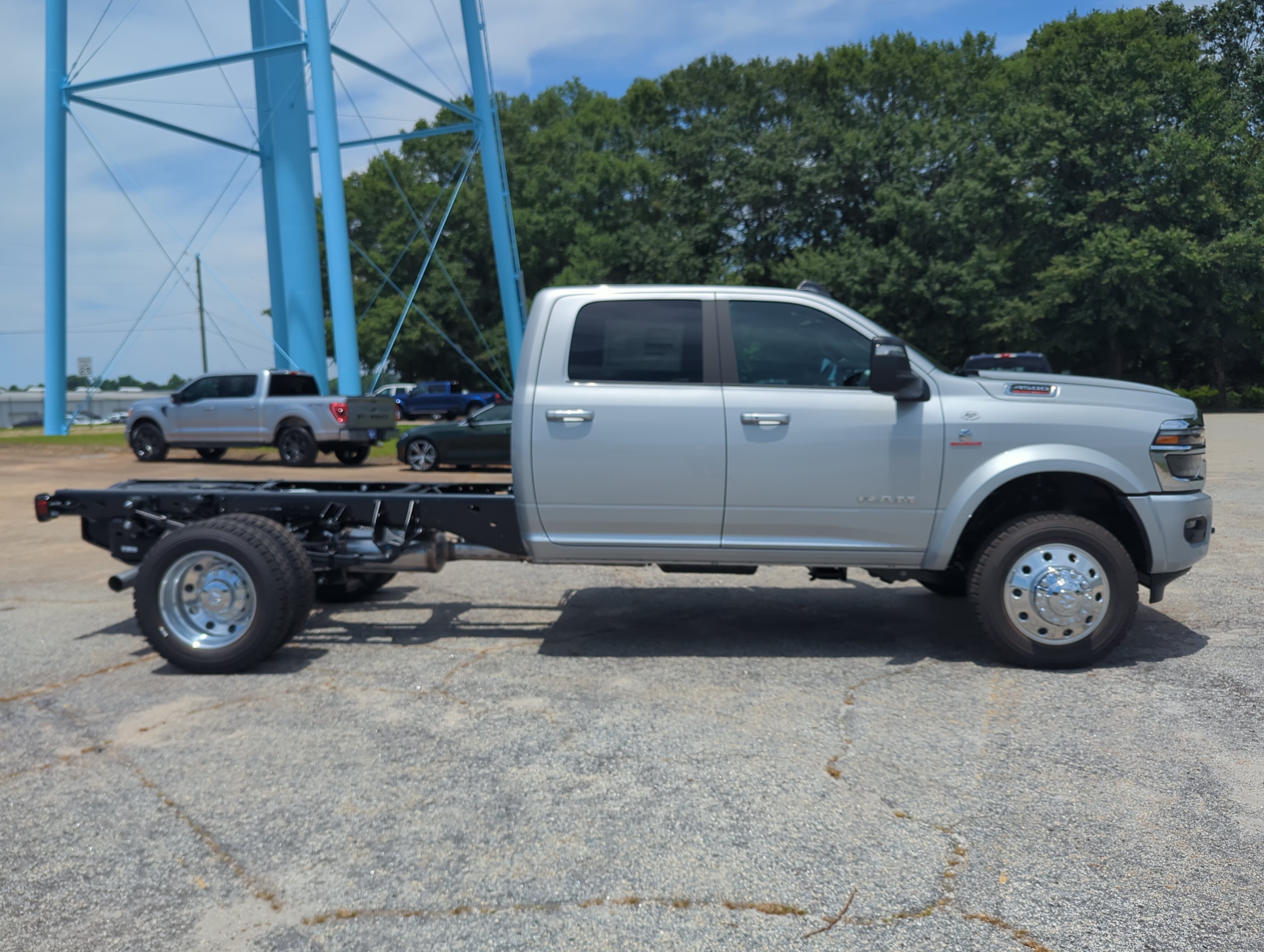 New 2026 RAM 4500 4x4 Crew Cab DRW w/ Laramie Trim Package image 2