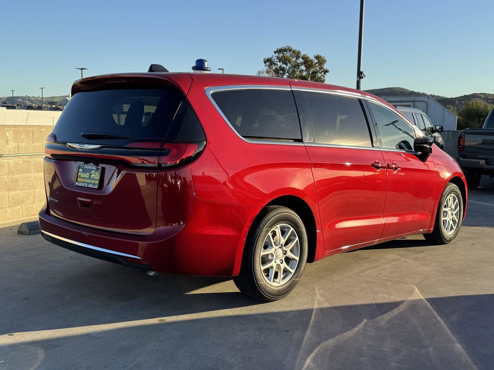 New 2026 Chrysler Pacifica Select FWD image 5