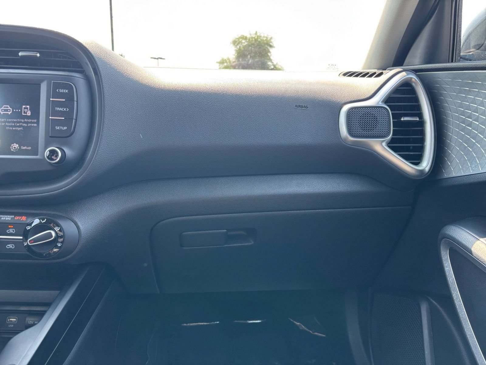 Used 2025 Kia Soul LX w/ LX Technology Package FWD image 28