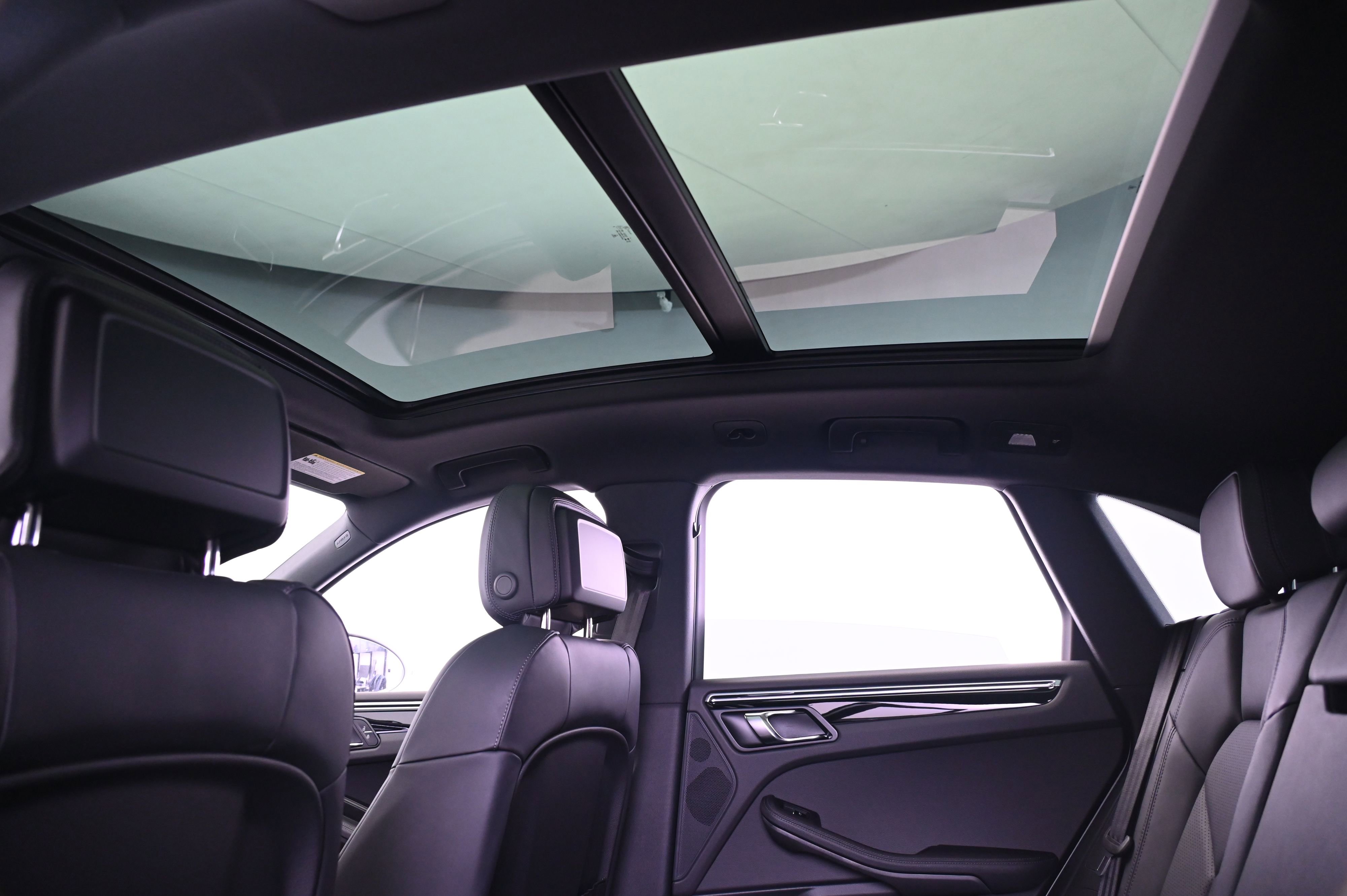 Certified 2025 Porsche Macan image 33