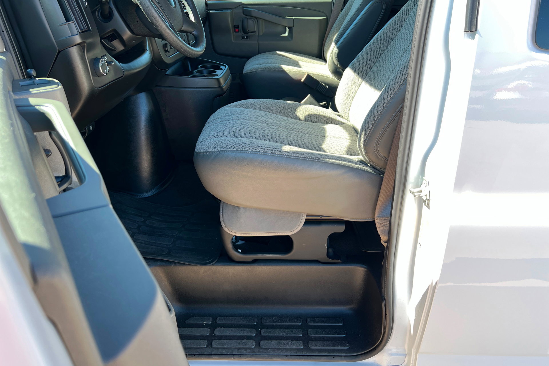 Certified 2024 Chevrolet Express 3500 LT w/ LT Preferred Equipment Group image 18