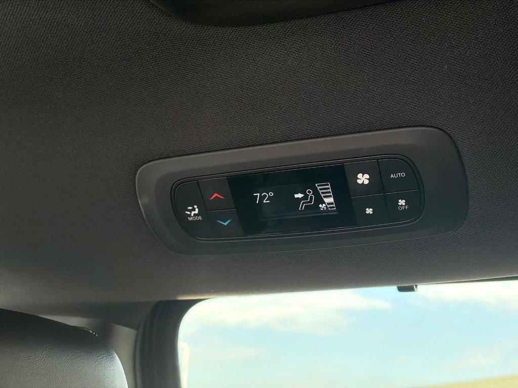 Used 2025 Chrysler Pacifica Select FWD image 11
