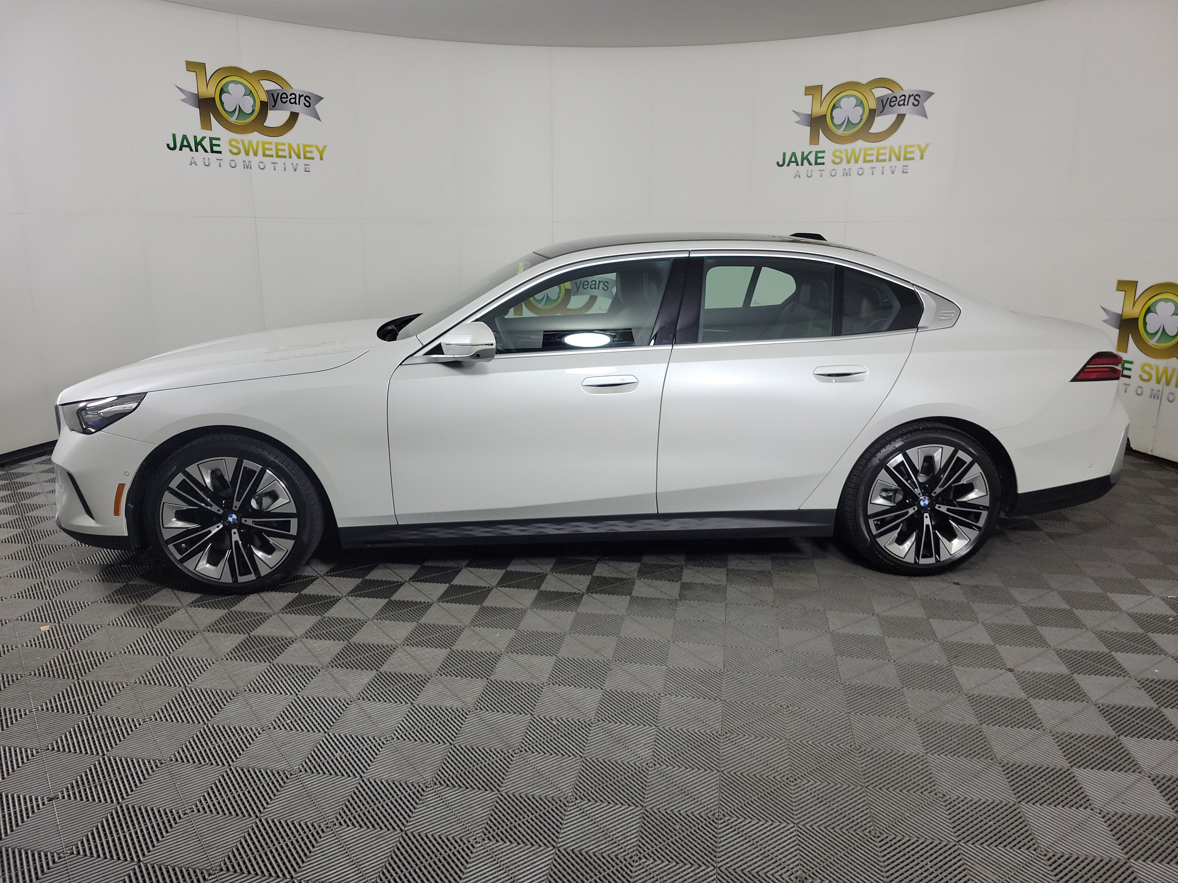 Certified 2027 BMW 530i xDrive w/ Premium Package AWD/4WD image 4