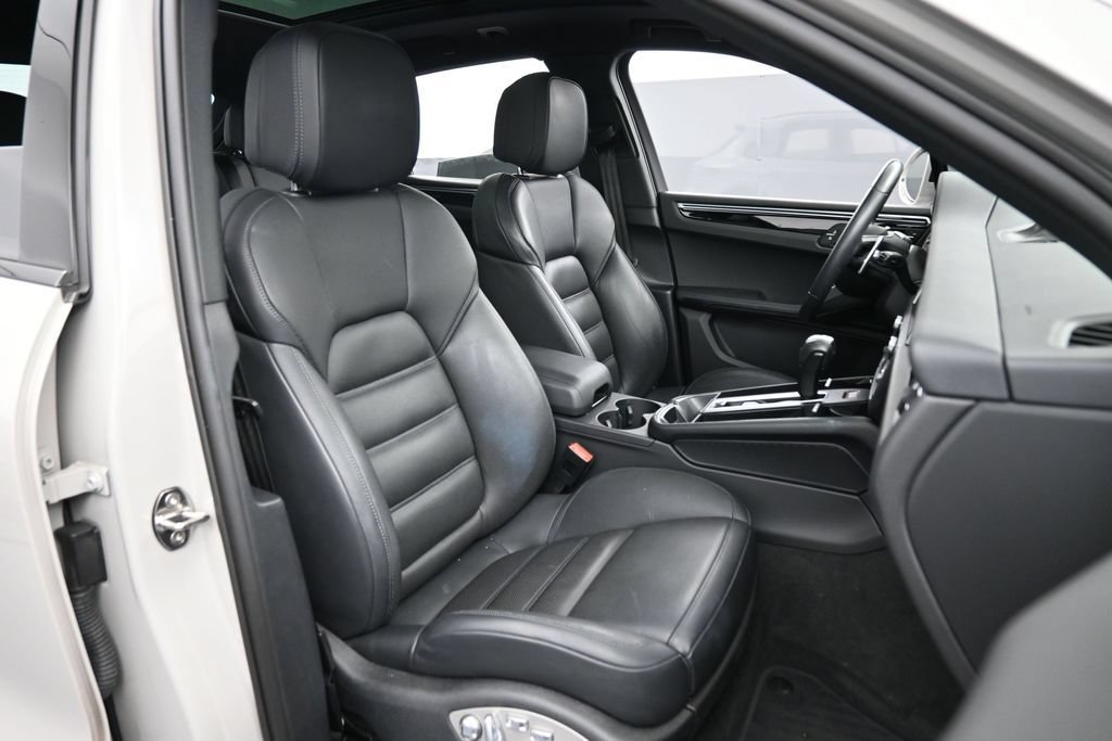 Certified 2023 Porsche Macan Turbo AWD/4WD image 29