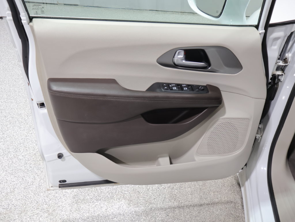 Used 2018 Chrysler Pacifica Touring-L Plus FWD image 12
