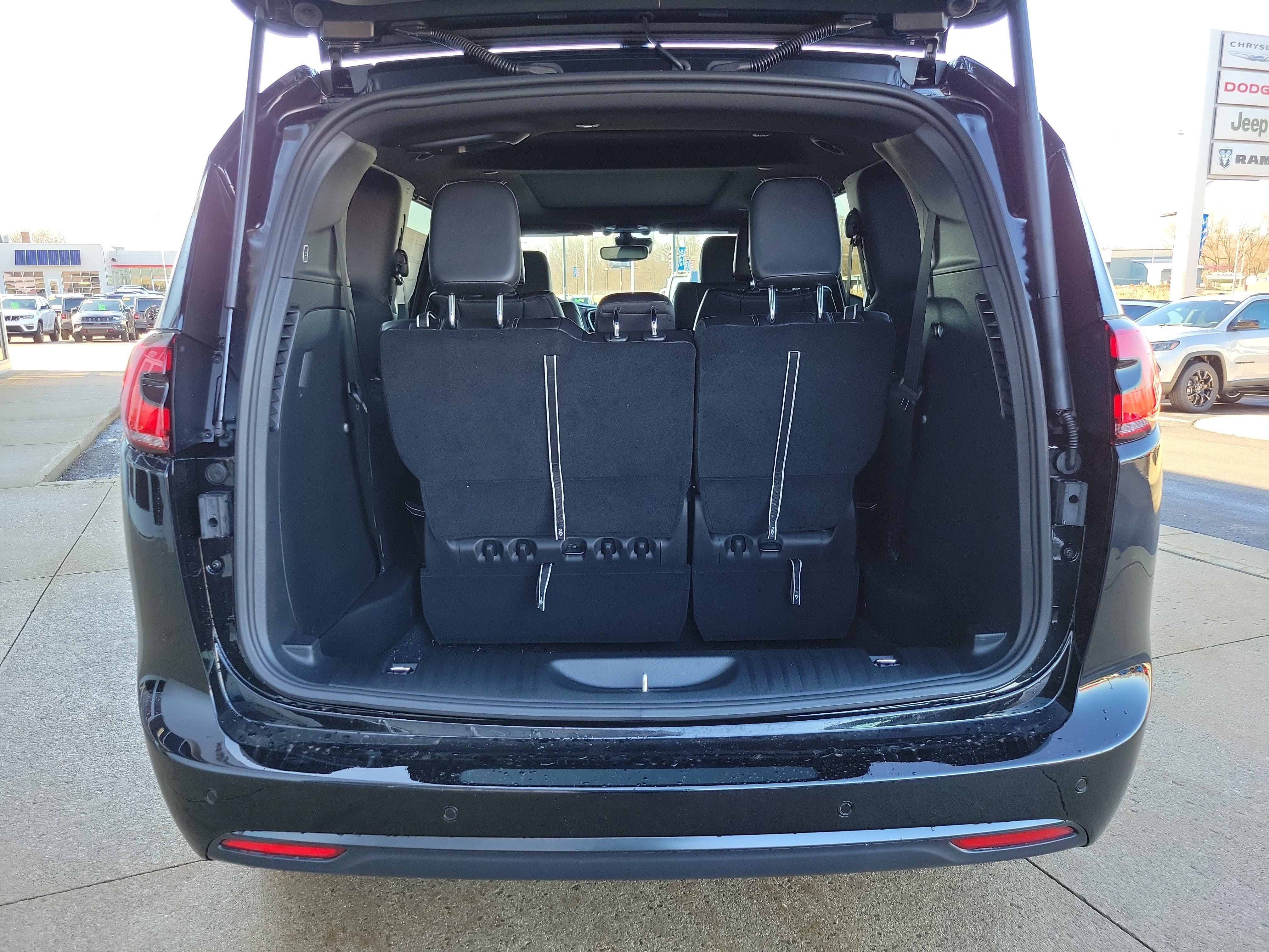 New 2026 Chrysler Pacifica Select FWD image 19