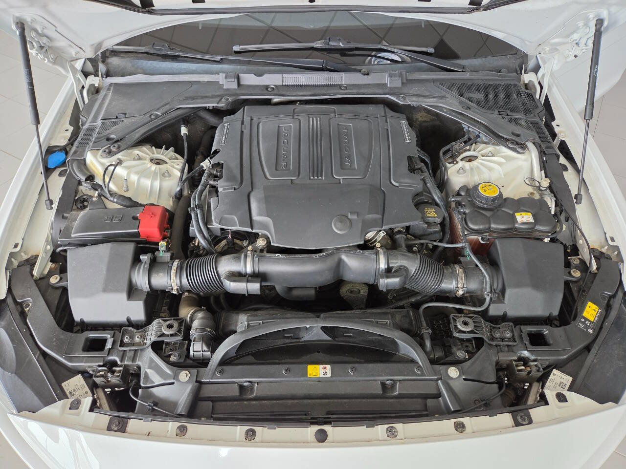 Used 2017 Jaguar XE Prestige RWD image 36