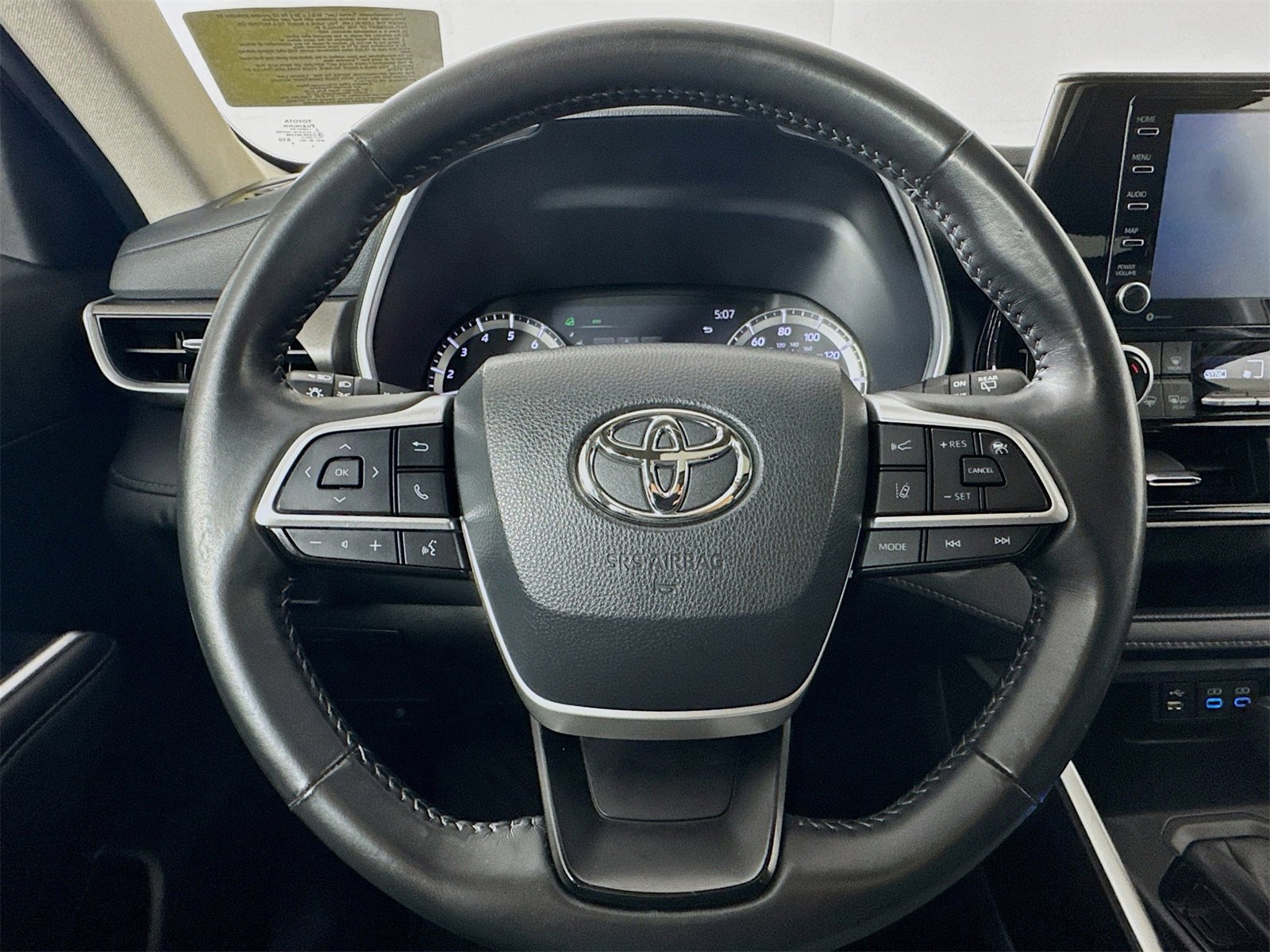 Used 2022 Toyota Highlander XLE image 6