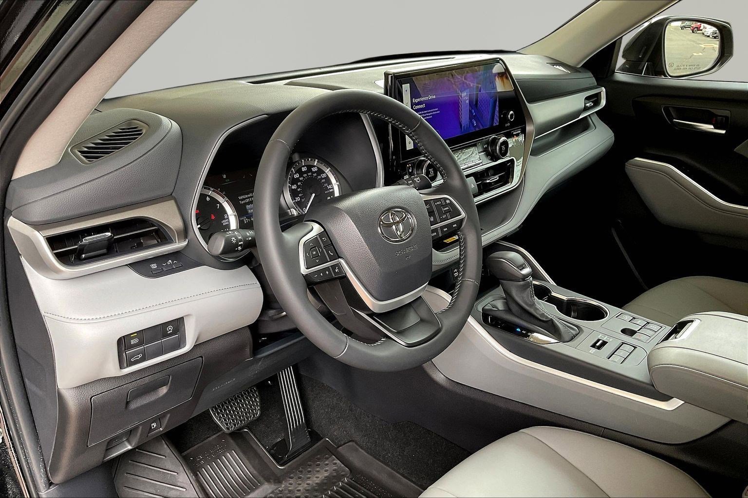 Used 2025 Toyota Highlander XLE image 17