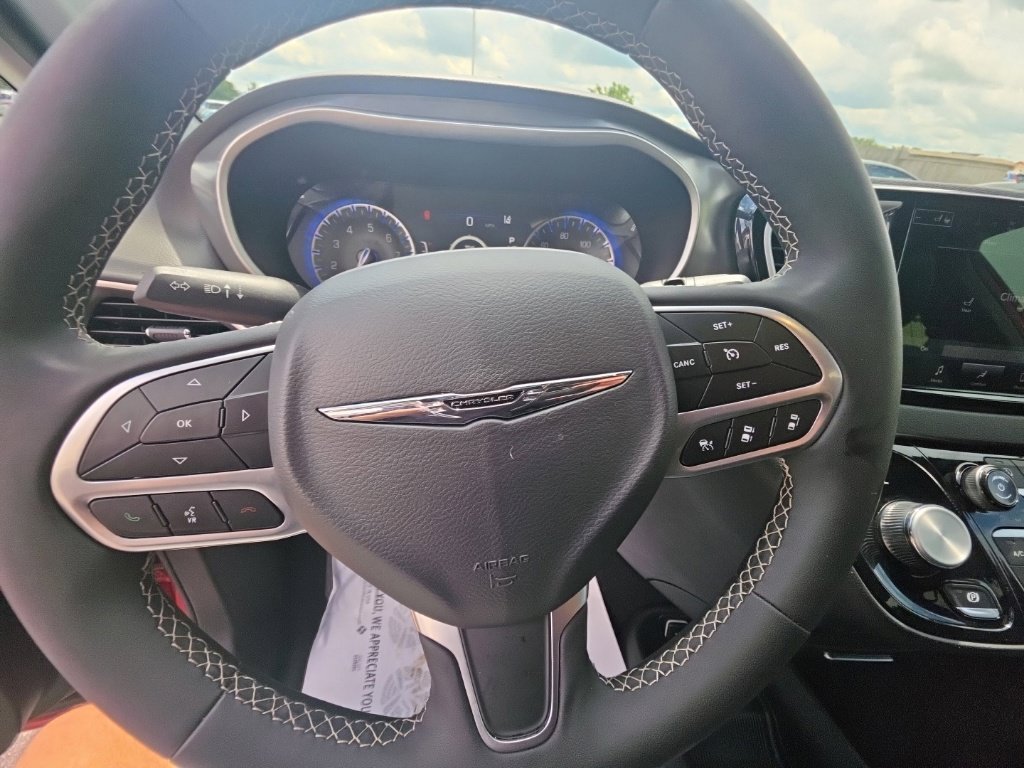 Used 2025 Chrysler Pacifica Select FWD image 14