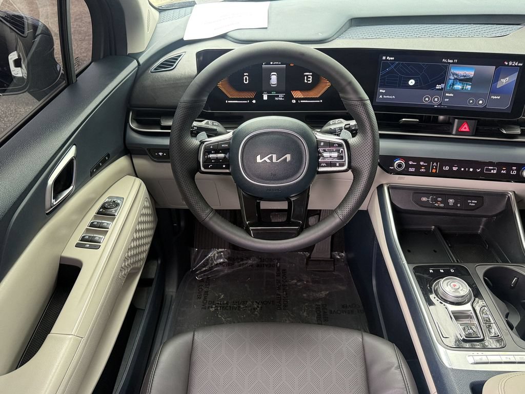 Used 2025 Kia Carnival EX FWD image 16