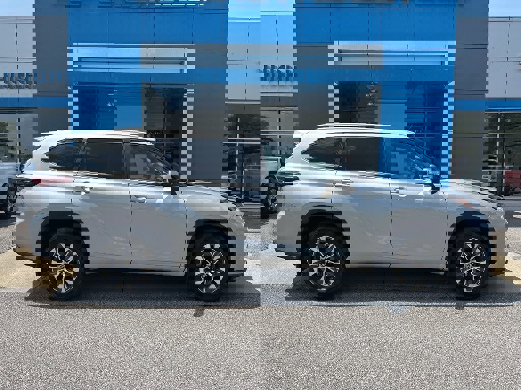 Used 2024 Toyota Highlander XLE image 3