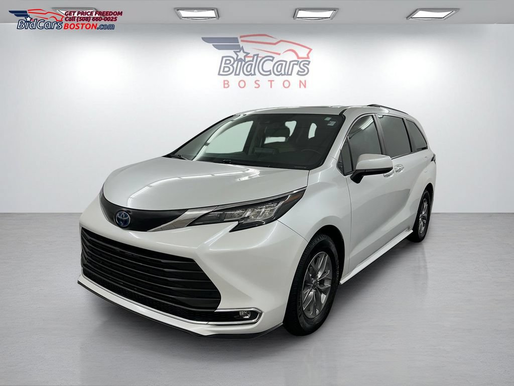 Used 2022 Toyota Sienna XLE w/ XLE Plus Package FWD image 1