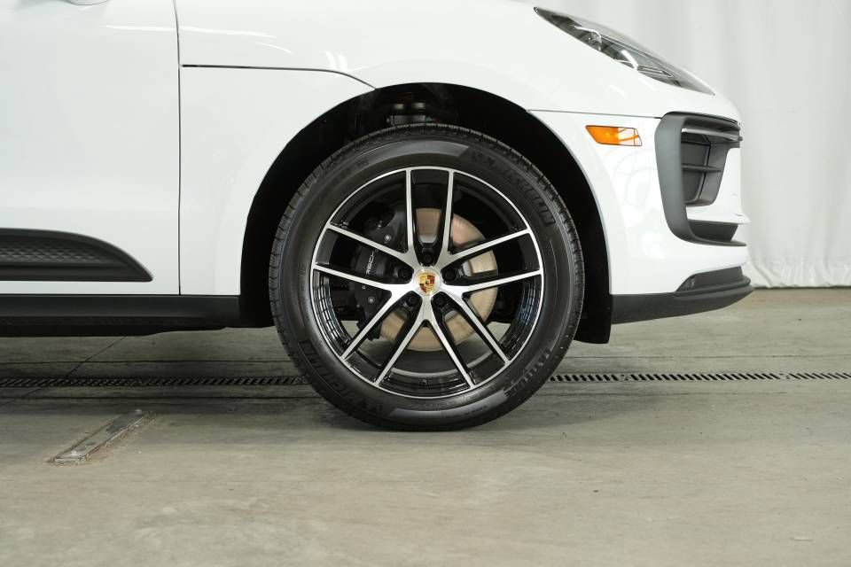 Certified 2025 Porsche Macan AWD/4WD image 41