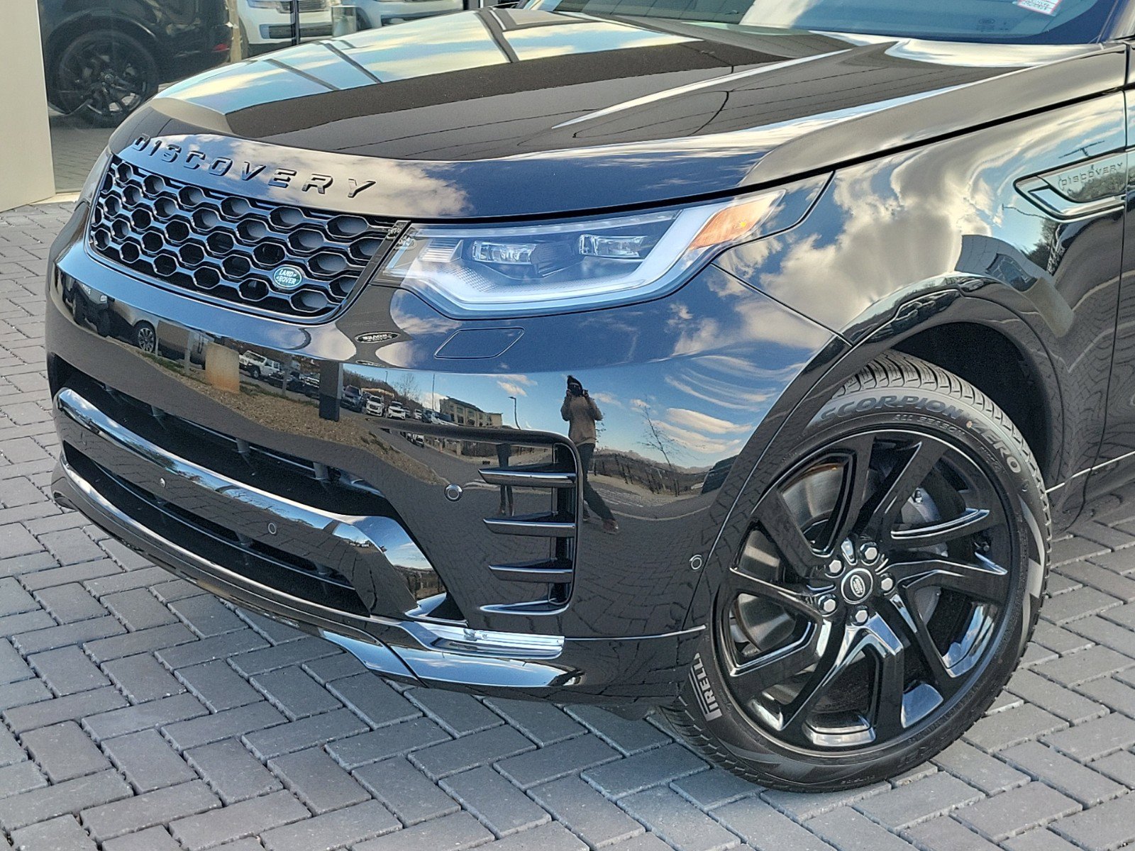 Used 2025 Land Rover Discovery Dynamic SE image 11