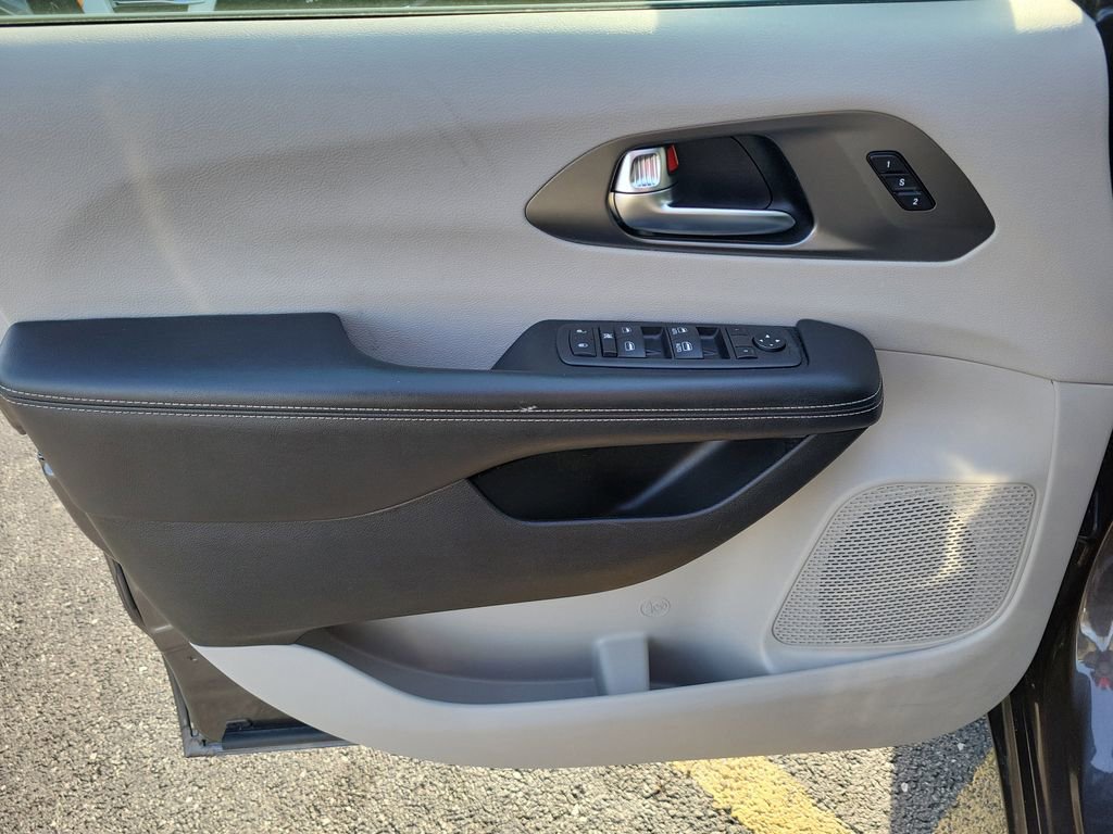 Certified 2023 Chrysler Pacifica Touring-L image 12